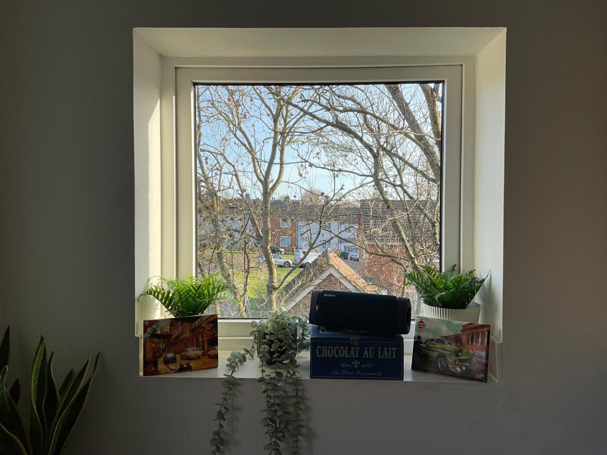 Simple 2-Bedroom 1.5 Bath Apartment In Thornhill Southampton Eksteriør billede
